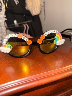 RAD+REFINED :Black 'Vacay' Rainbow Embellished Women's Sunglasses